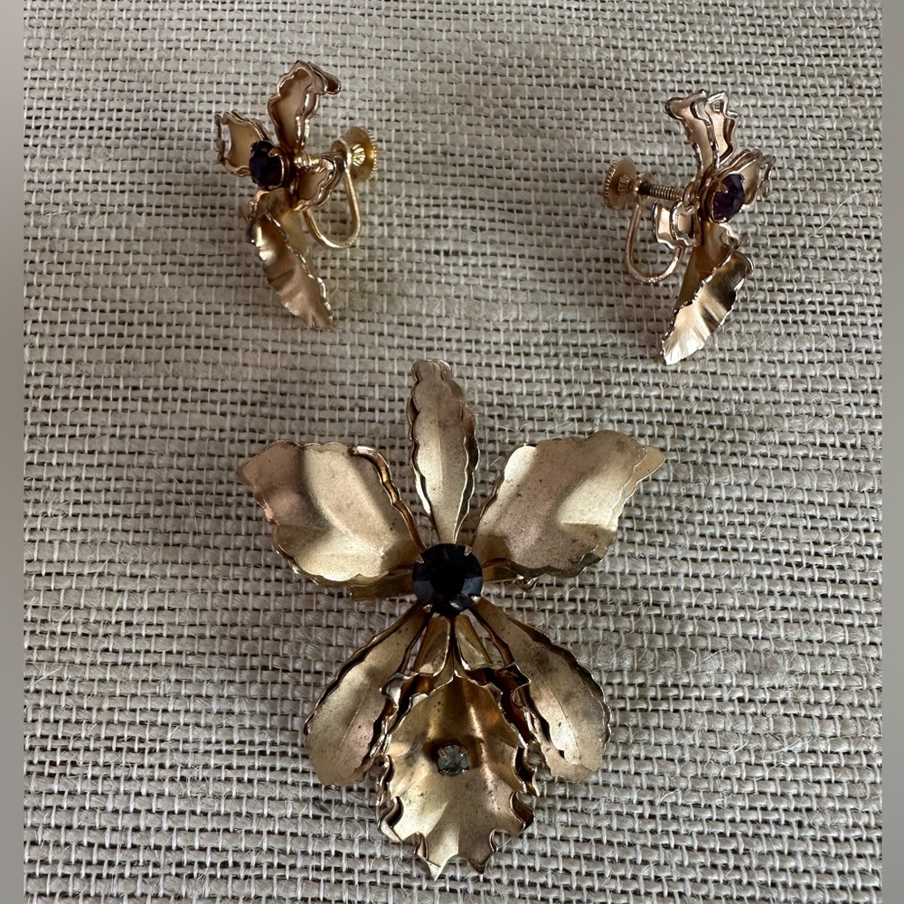 Vintage Bugbee & Niles gold & purple orchid brooch/pendant & earring set